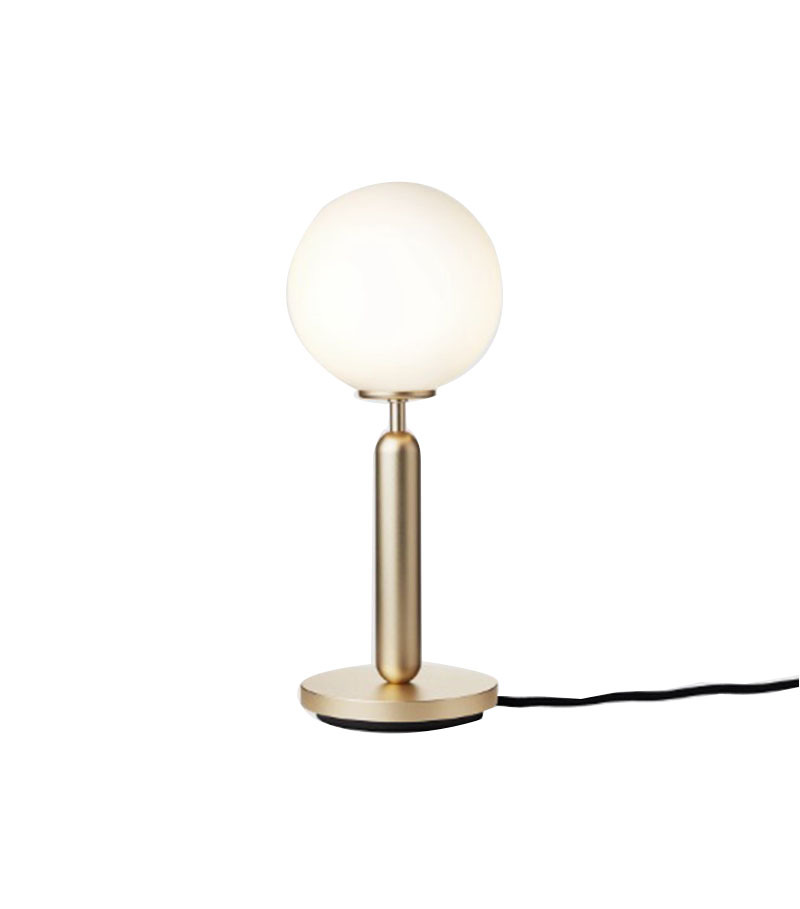 Lampe à poser Miira base en métal avec abat-jour en verre soufflé opale au design contemporain par Sofie Refer x Nuura