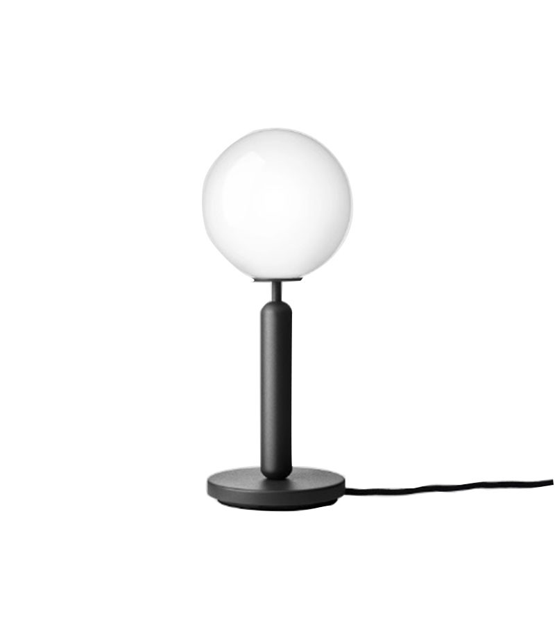 Lampe à poser Miira base en métal avec abat-jour en verre soufflé opale au design contemporain par Sofie Refer x Nuura