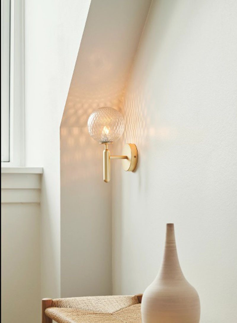 Applique Miira base en métal avec abat-jour en verre Optic Clear au design contemporain par Sofie Refer x Nuura Applique Miira base en métal avec abat-jour en verre Optic Clear au design contemporain par Sofie Refer x Nuura