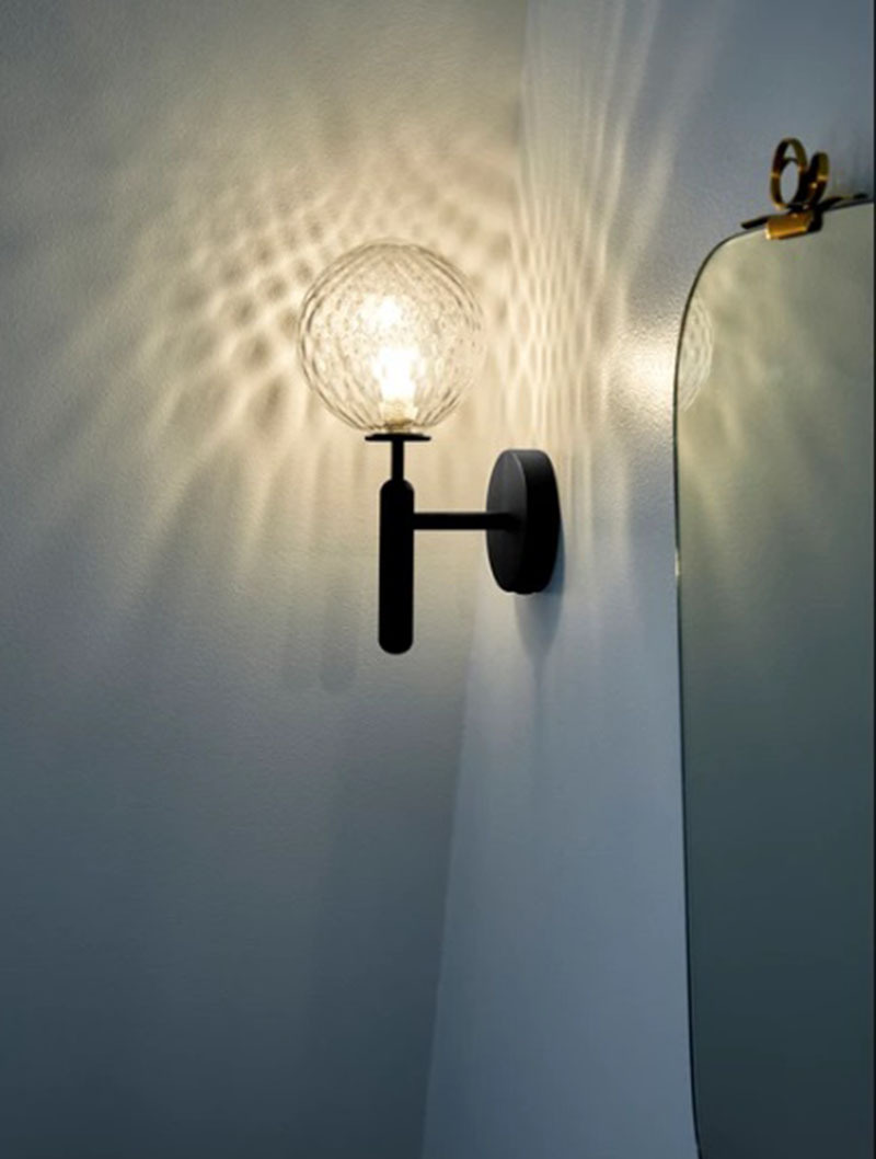 Applique Miira base en métal avec abat-jour en verre Optic Clear au design contemporain par Sofie Refer x Nuura Applique Miira base en métal avec abat-jour en verre Optic Clear au design contemporain par Sofie Refer x Nuura