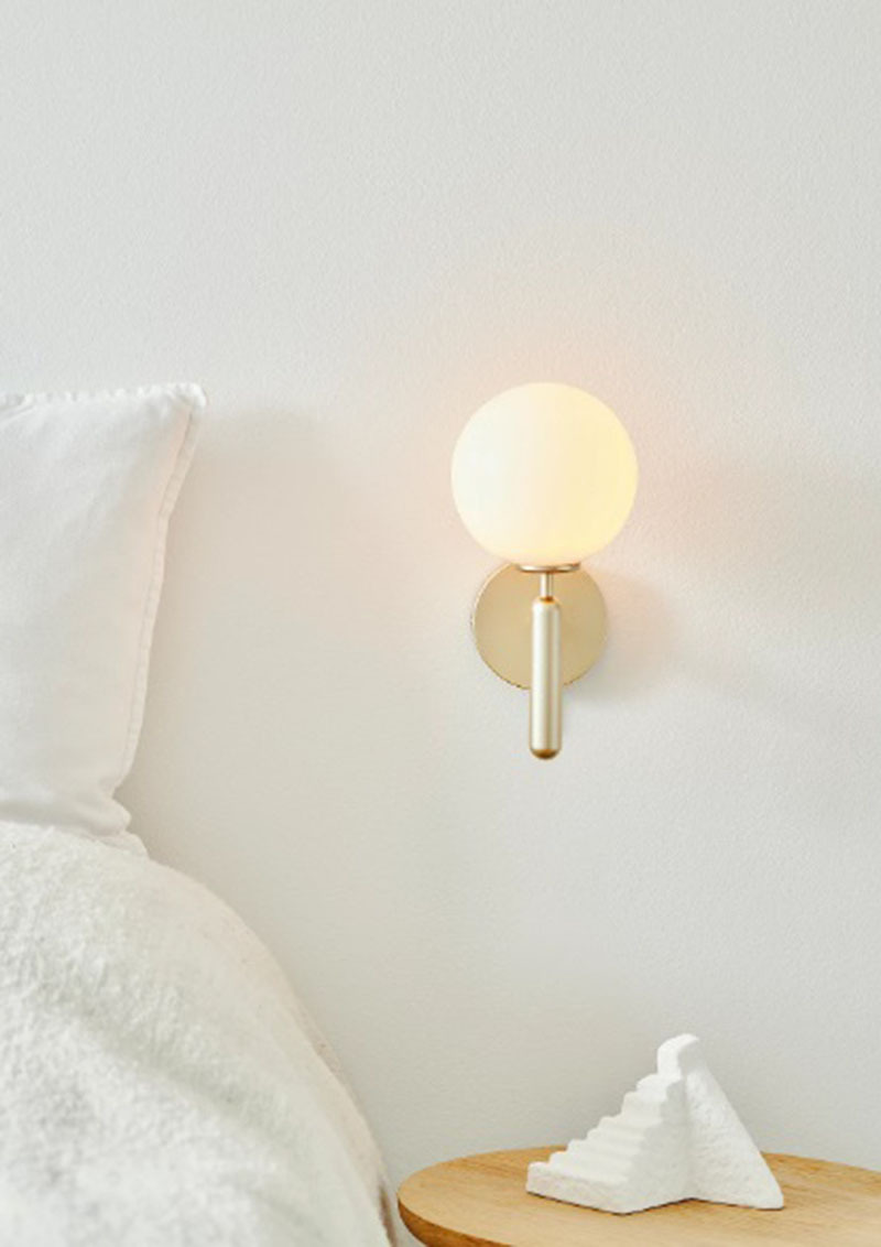 Applique Miira base en métal avec abat-jour en verre Opal blanc au design contemporain par Sofie Refer x Nuura Applique Miira base en métal avec abat-jour en verre Opal blanc au design contemporain par Sofie Refer x Nuura