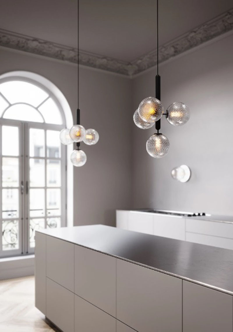 Suspension Miira 4 base en métal avec abat-jour en verre Optic clear au design contemporain par Sofie Refer x Nuura Suspension Miira 4 base en métal avec abat-jour en verre Optic clear au design contemporain par Sofie Refer x Nuura