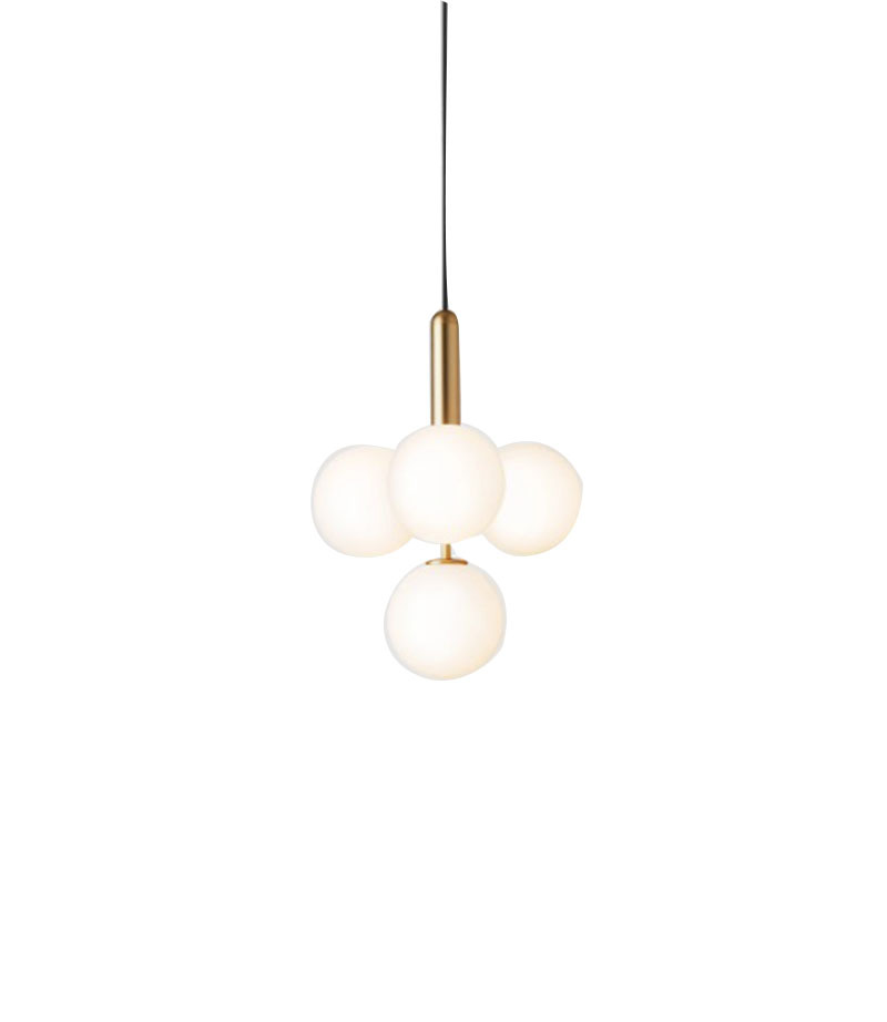 Suspension Miira 4 base en métal avec abat-jour en verre Opal blanc au design contemporain par Sofie Refer x Nuura