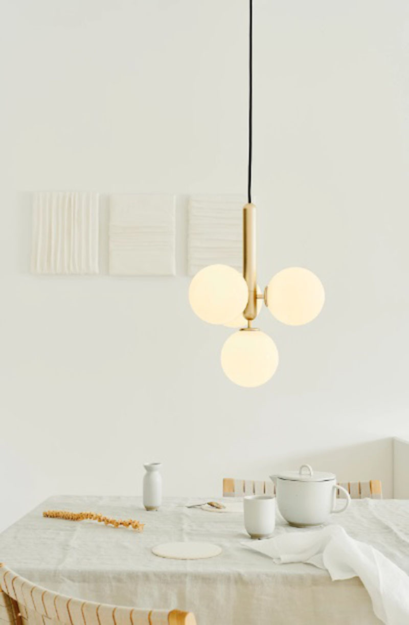 Suspension Miira 4 base en métal avec abat-jour en verre Opal blanc au design contemporain par Sofie Refer x Nuura Suspension Miira 4 base en métal avec abat-jour en verre Opal blanc au design contemporain par Sofie Refer x Nuura