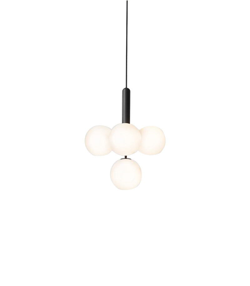 Le suspendu Miira 4 base en métal avec abat-jour en verre soufflé opal au design contemporain par Sofie Refer x Nuura