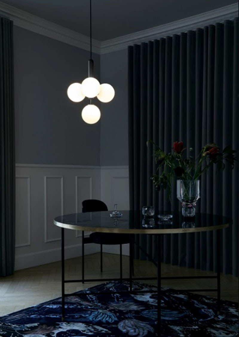 Suspension Miira 4 base en métal avec abat-jour en verre Opal blanc au design contemporain par Sofie Refer x Nuura Suspension Miira 4 base en métal avec abat-jour en verre Opal blanc au design contemporain par Sofie Refer x Nuura