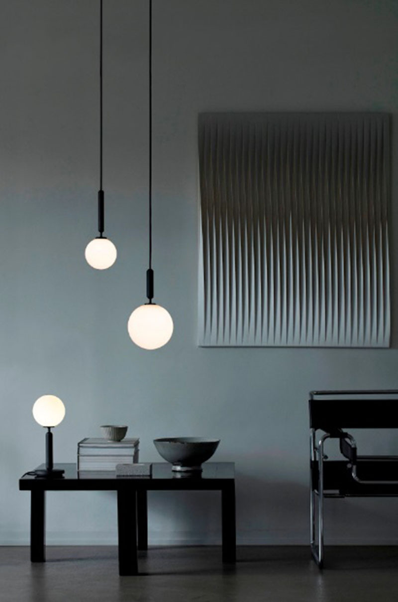 Suspension Miira 1 tige en métal avec abat-jour en verre Opal blanc au design contemporain par Sofie Refer x Nuura Suspension Miira 1 tige en métal avec abat-jour en verre Opal blanc au design contemporain par Sofie Refer x Nuura