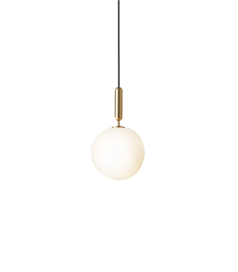 Suspension Miira 1 tige en métal avec abat-jour en verre Opal blanc au design contemporain par Sofie Refer x Nuura Suspension Miira 1 tige en métal avec abat-jour en verre Opal blanc au design contemporain par Sofie Refer x Nuura
