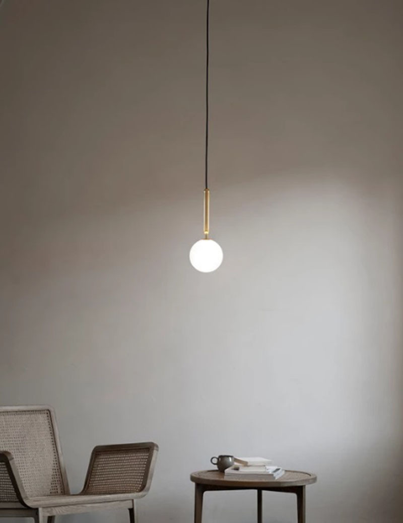 Suspension Miira 1 tige en métal avec abat-jour en verre Opal blanc au design contemporain par Sofie Refer x Nuura Suspension Miira 1 tige en métal avec abat-jour en verre Opal blanc au design contemporain par Sofie Refer x Nuura