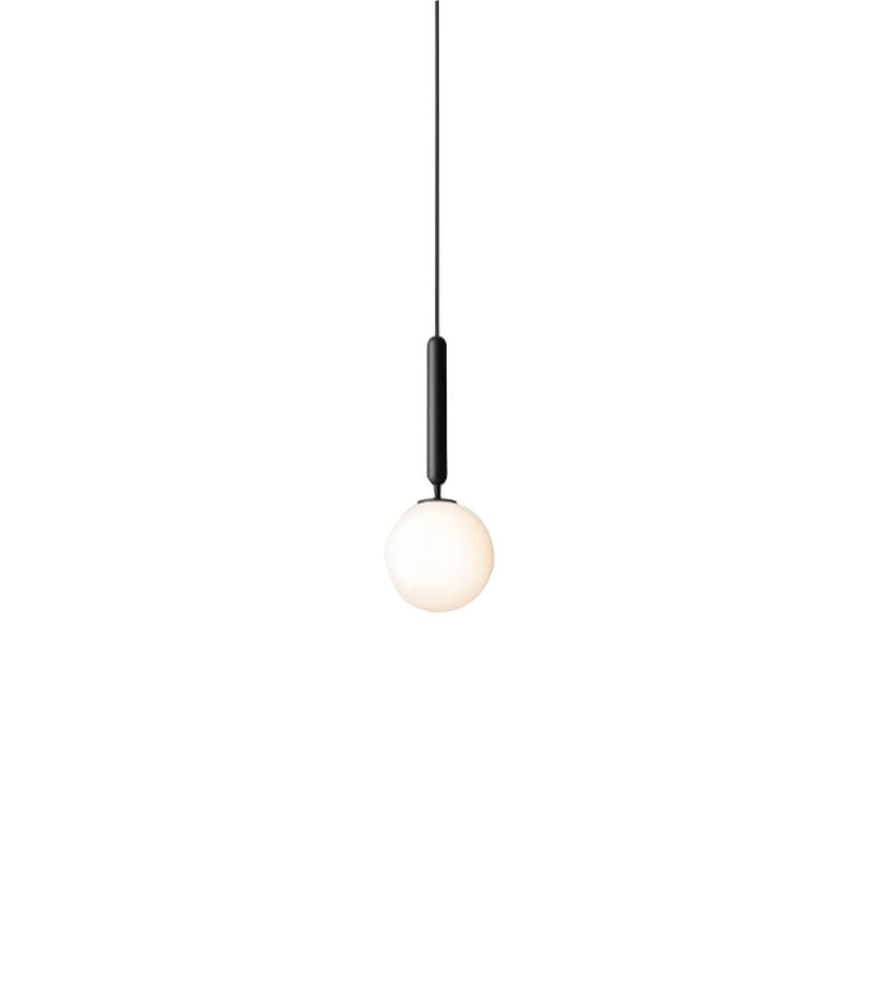 Suspension Miira 1 tige en métal avec abat-jour en verre Opal blanc au design contemporain par Sofie Refer x Nuura