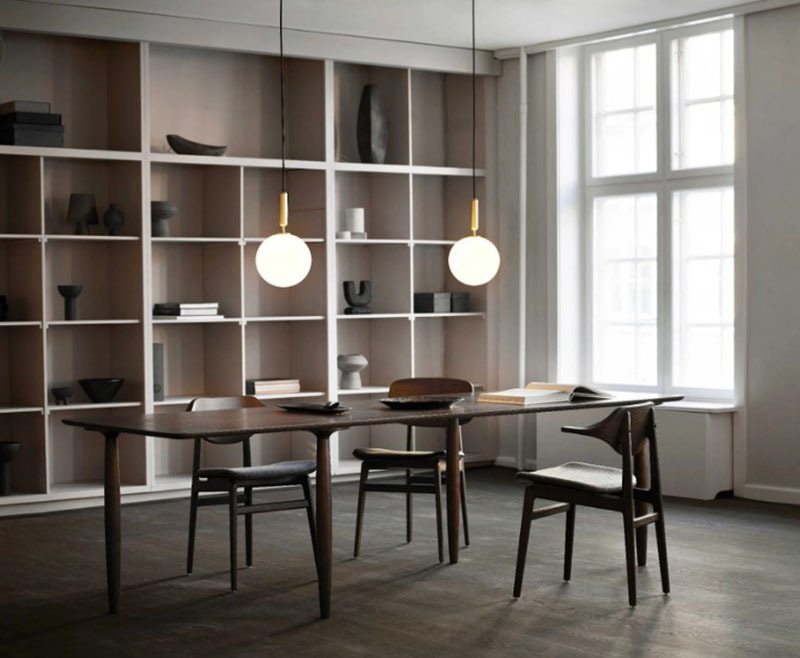 Suspension Miira 1 tige en métal avec abat-jour en verre Opal blanc au design contemporain par Sofie Refer x Nuura Suspension Miira 1 tige en métal avec abat-jour en verre Opal blanc au design contemporain par Sofie Refer x Nuura