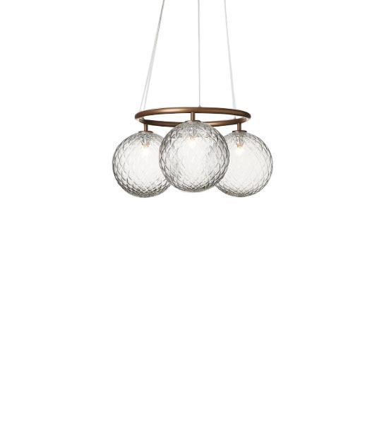 Suspension Miira circulaire base en métal avec abat-jour en verre Optic clear au design contemporain par Sofie Refer x Nuura Suspension Miira circulaire base en métal avec abat-jour en verre Optic clear au design contemporain par Sofie Refer x Nuura