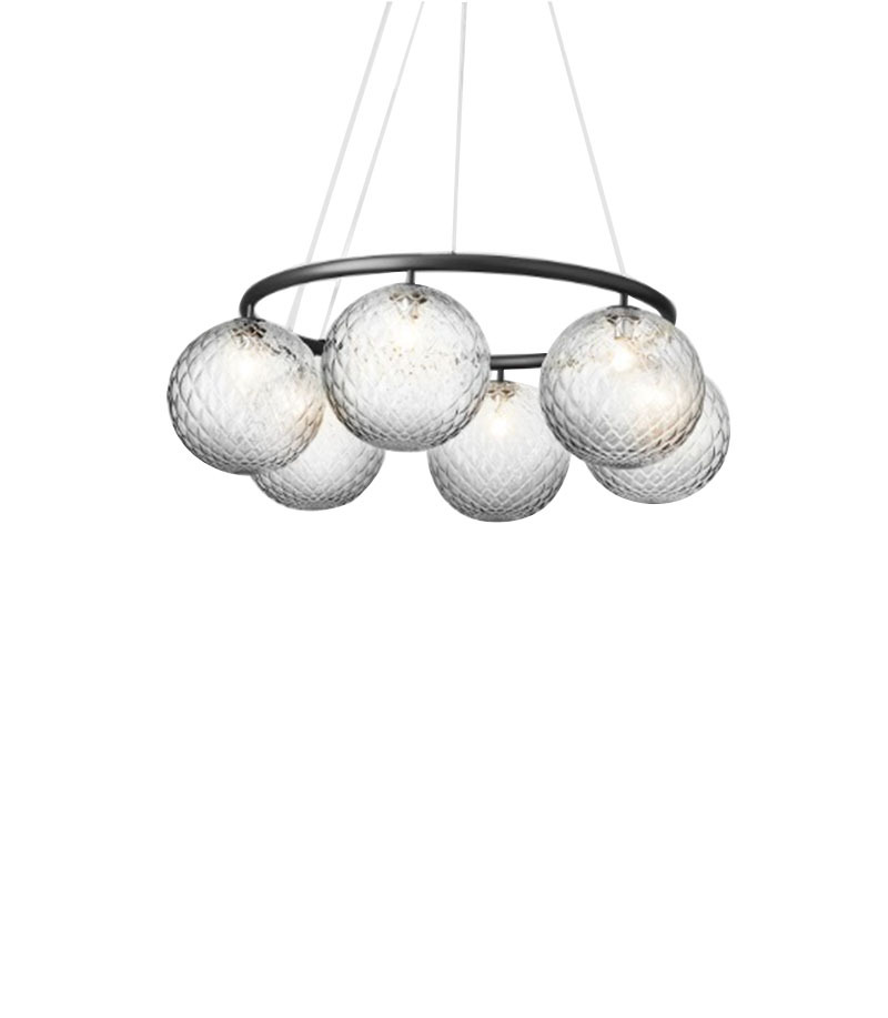 Suspension Miira circulaire base en métal avec abat-jour en verre Optic clear au design contemporain par Sofie Refer x Nuura Suspension Miira circulaire base en métal avec abat-jour en verre Optic clear au design contemporain par Sofie Refer x Nuura