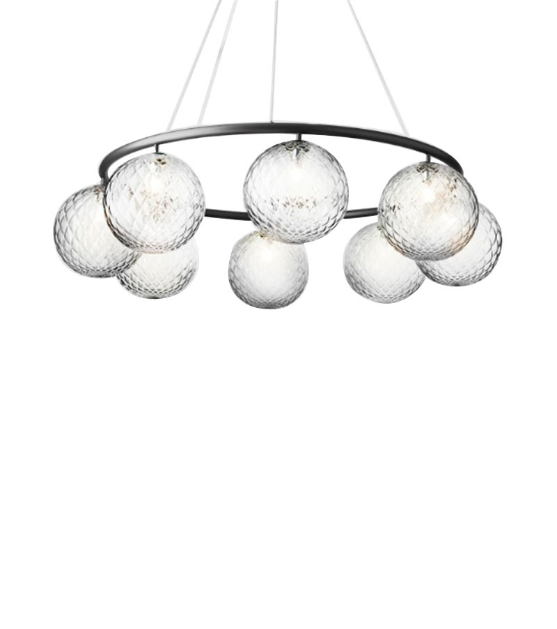 Suspension Miira circulaire base en métal avec abat-jour en verre Optic clear au design contemporain par Sofie Refer x Nuura Suspension Miira circulaire base en métal avec abat-jour en verre Optic clear au design contemporain par Sofie Refer x Nuura
