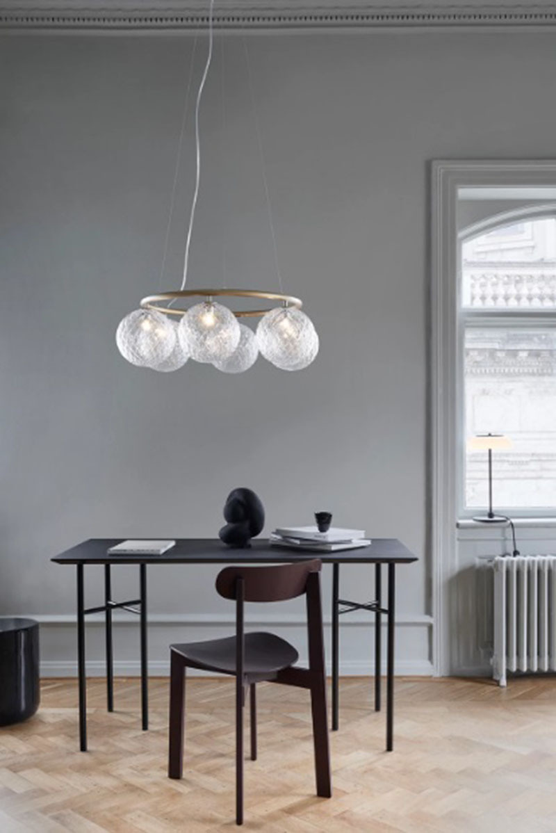 Suspension Miira circulaire base en métal avec abat-jour en verre Optic clear au design contemporain par Sofie Refer x Nuura Suspension Miira circulaire base en métal avec abat-jour en verre Optic clear au design contemporain par Sofie Refer x Nuura