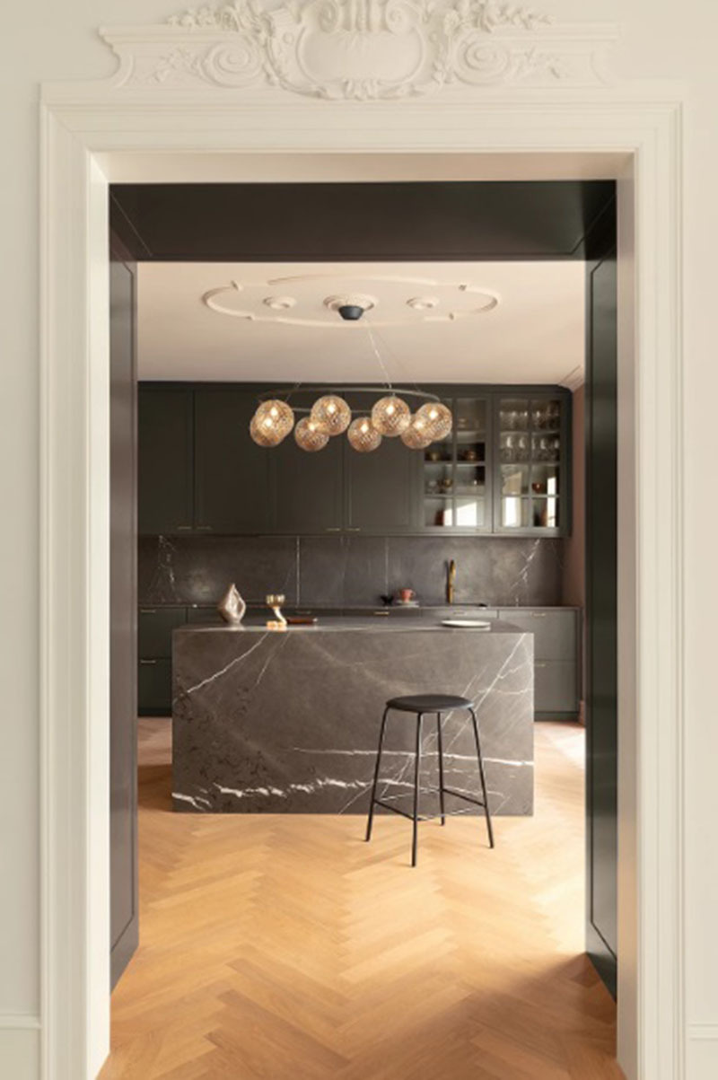 Suspension Miira circulaire base en métal avec abat-jour en verre Optic clear au design contemporain par Sofie Refer x Nuura Suspension Miira circulaire base en métal avec abat-jour en verre Optic clear au design contemporain par Sofie Refer x Nuura