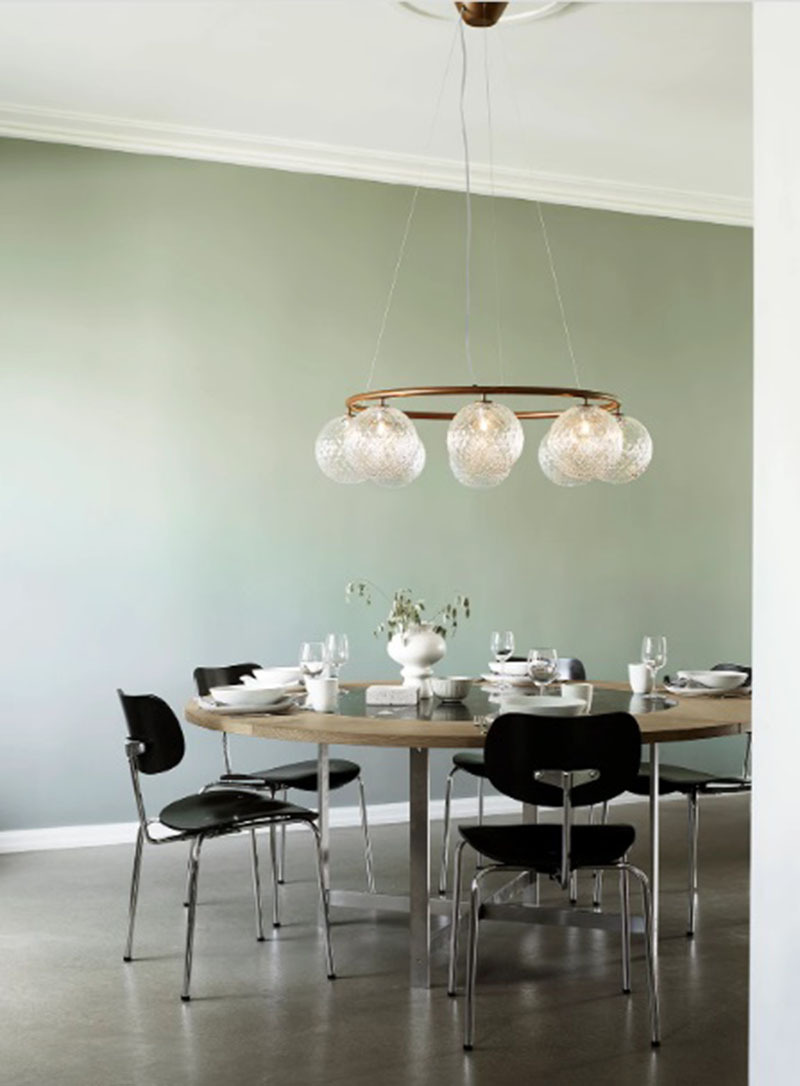 Suspension Miira circulaire base en métal avec abat-jour en verre Optic clear au design contemporain par Sofie Refer x Nuura Suspension Miira circulaire base en métal avec abat-jour en verre Optic clear au design contemporain par Sofie Refer x Nuura