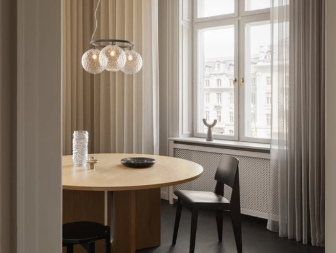 Suspension Miira circulaire base en métal avec abat-jour en verre Optic clear au design contemporain par Sofie Refer x Nuura Suspension Miira circulaire base en métal avec abat-jour en verre Optic clear au design contemporain par Sofie Refer x Nuura