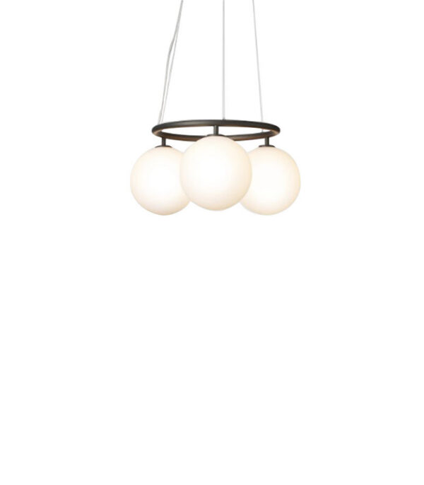 Suspension Miira circulaire base en métal avec abat-jour en verre Opal blanc au design contemporain par Sofie Refer x Nuura