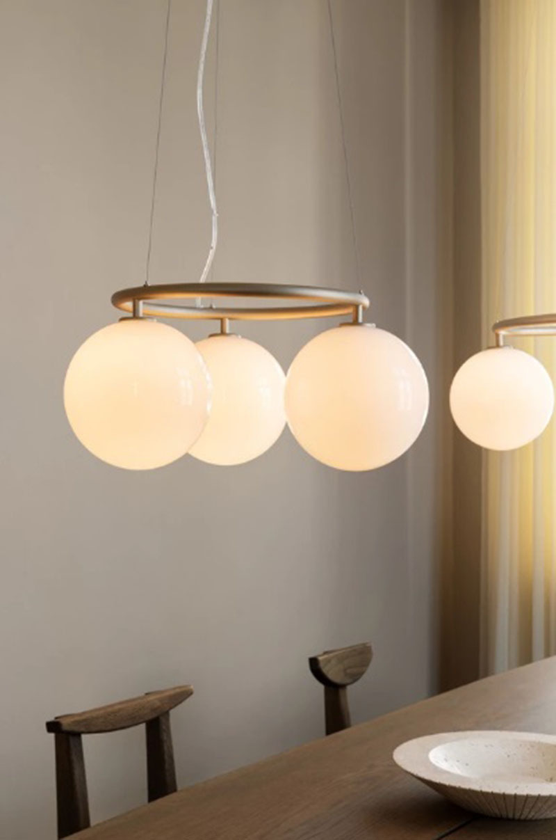 Suspension Miira circulaire base en métal avec abat-jour en verre Opal blanc au design contemporain par Sofie Refer x Nuura Suspension Miira circulaire base en métal avec abat-jour en verre Opal blanc au design contemporain par Sofie Refer x Nuura