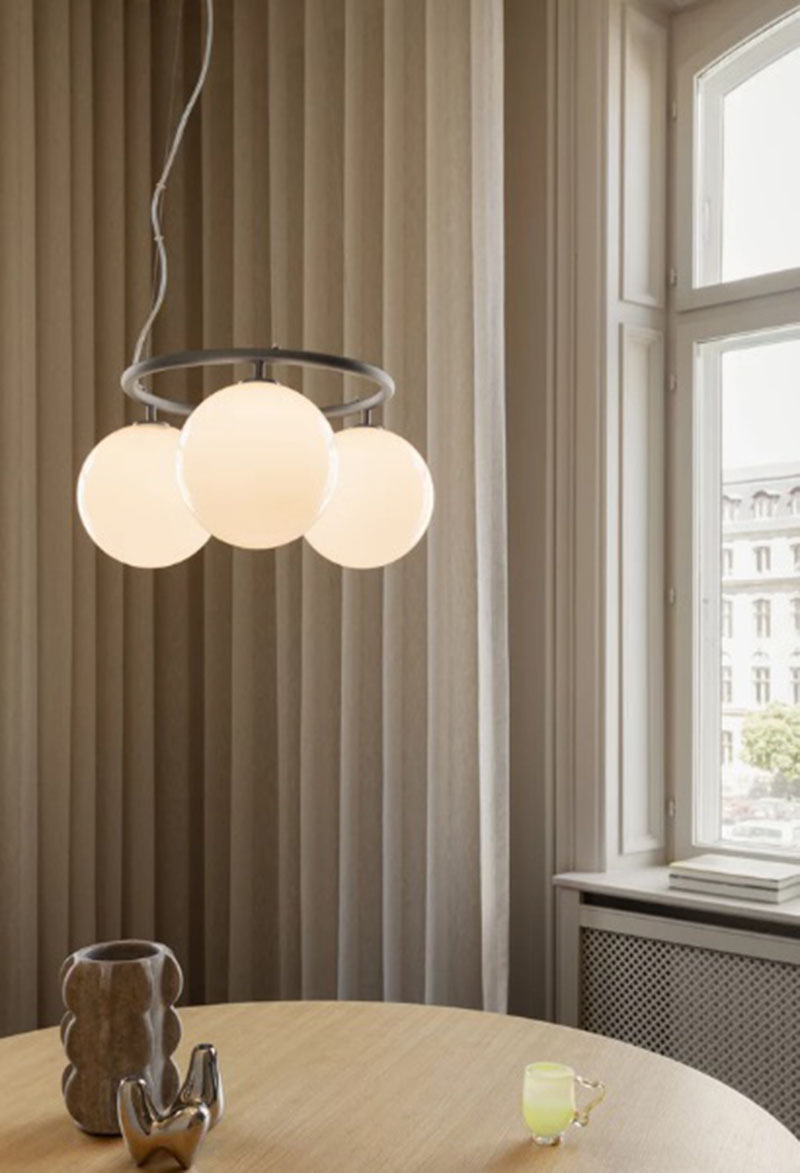 Suspension Miira circulaire base en métal avec abat-jour en verre Opal blanc au design contemporain par Sofie Refer x Nuura Suspension Miira circulaire base en métal avec abat-jour en verre Opal blanc au design contemporain par Sofie Refer x Nuura