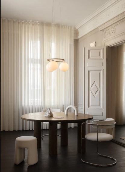 Suspension Miira circulaire base en métal avec abat-jour en verre Opal blanc au design contemporain par Sofie Refer x Nuura Suspension Miira circulaire base en métal avec abat-jour en verre Opal blanc au design contemporain par Sofie Refer x Nuura