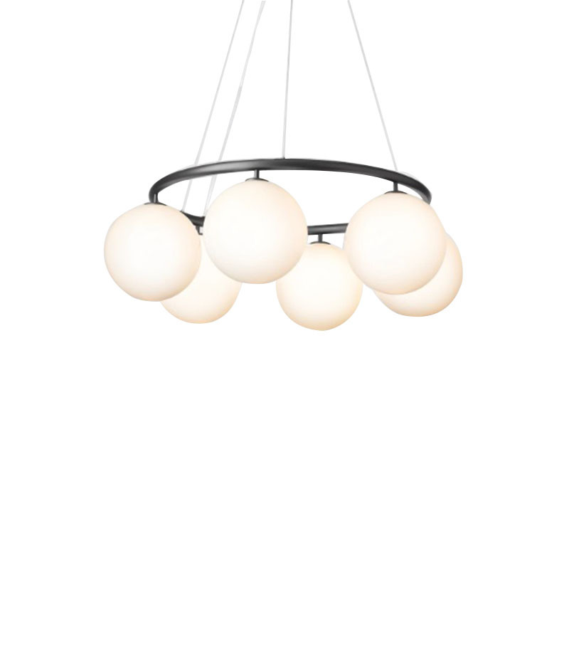 Suspension Miira circulaire base en métal avec abat-jour en verre Opal blanc au design contemporain par Sofie Refer x Nuura Suspension Miira circulaire base en métal avec abat-jour en verre Opal blanc au design contemporain par Sofie Refer x Nuura