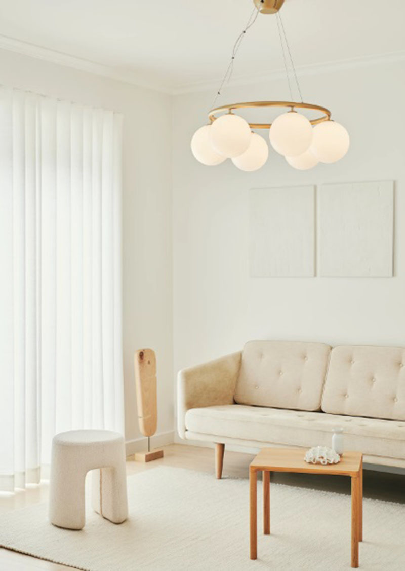 Suspension Miira circulaire base en métal avec abat-jour en verre Opal blanc au design contemporain par Sofie Refer x Nuura Suspension Miira circulaire base en métal avec abat-jour en verre Opal blanc au design contemporain par Sofie Refer x Nuura