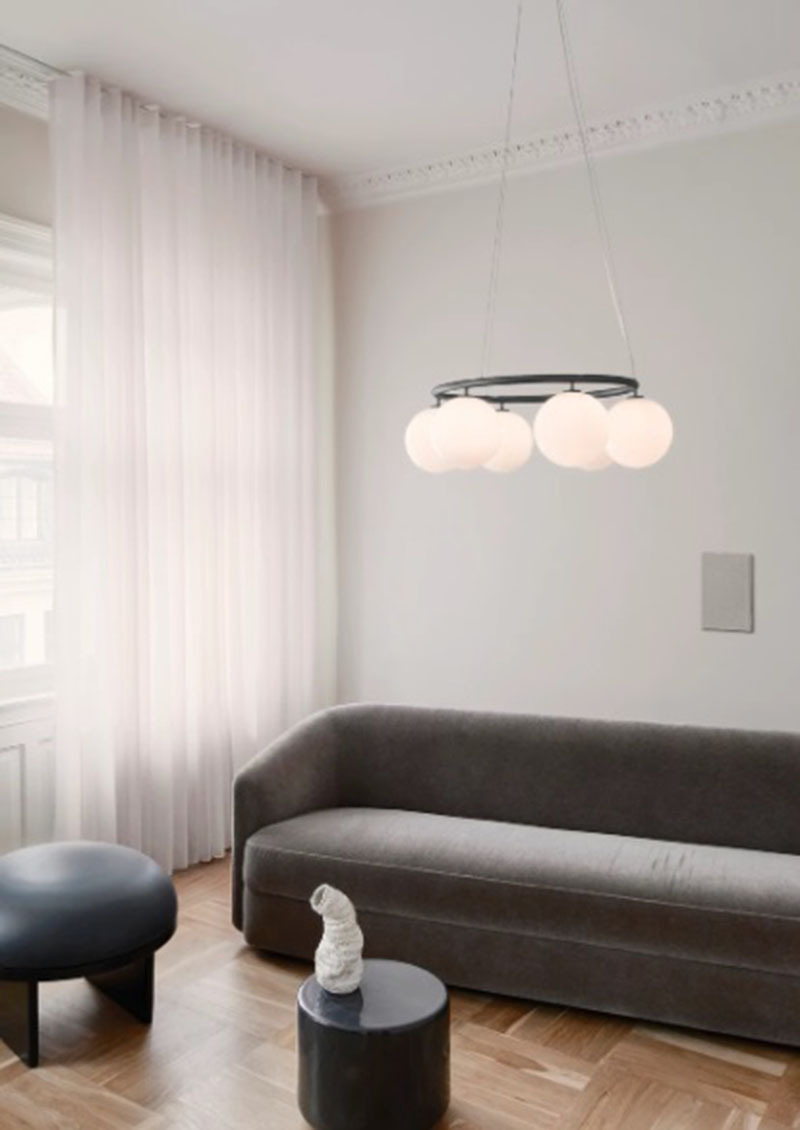 Suspension Miira circulaire base en métal avec abat-jour en verre Opal blanc au design contemporain par Sofie Refer x Nuura Suspension Miira circulaire base en métal avec abat-jour en verre Opal blanc au design contemporain par Sofie Refer x Nuura