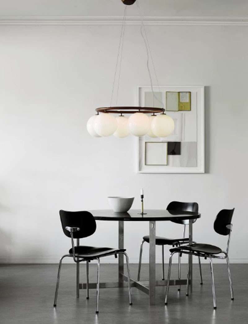 Suspension Miira circulaire base en métal avec abat-jour en verre Opal blanc au design contemporain par Sofie Refer x Nuura Suspension Miira circulaire base en métal avec abat-jour en verre Opal blanc au design contemporain par Sofie Refer x Nuura