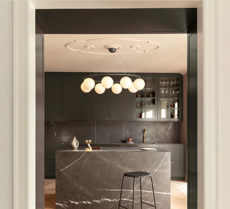 Suspension Miira 8 ovale base en métal avec abat-jour en verre Opal blanc au design contemporain par Sofie Refer x Nuura Suspension Miira 8 ovale base en métal avec abat-jour en verre Opal blanc au design contemporain par Sofie Refer x Nuura