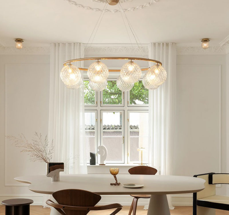 Suspension Miira 8 ovale base en métal avec abat-jour en verre Optic clear au design contemporain par Sofie Refer x Nuura Suspension Miira 8 ovale base en métal avec abat-jour en verre Optic clear au design contemporain par Sofie Refer x Nuura