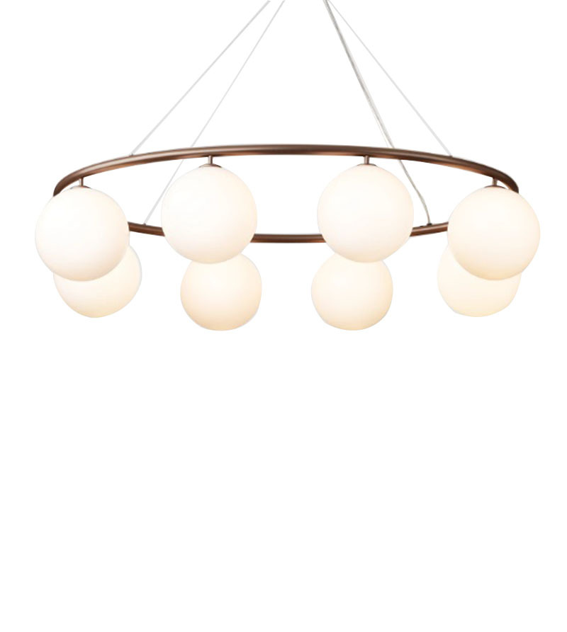 Suspension Miira 8 ovale base en métal avec abat-jour en verre Opal blanc au design contemporain par Sofie Refer x Nuura