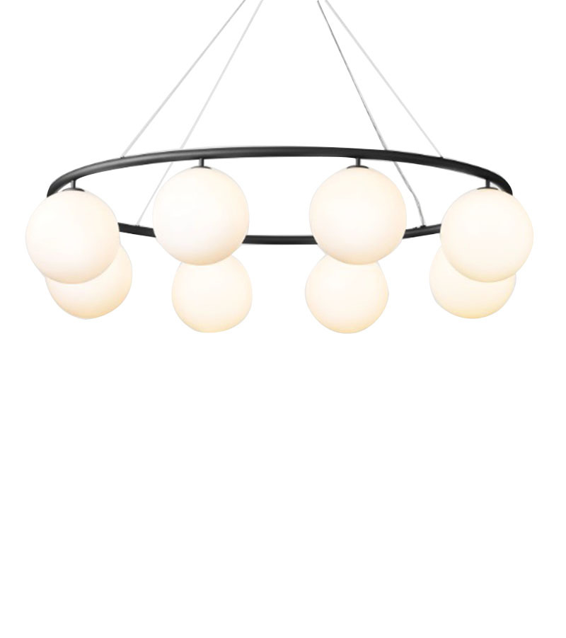 Suspension Miira 8 ovale base en métal avec abat-jour en verre Opal blanc au design contemporain par Sofie Refer x Nuura Suspension Miira 8 ovale base en métal avec abat-jour en verre Opal blanc au design contemporain par Sofie Refer x Nuura