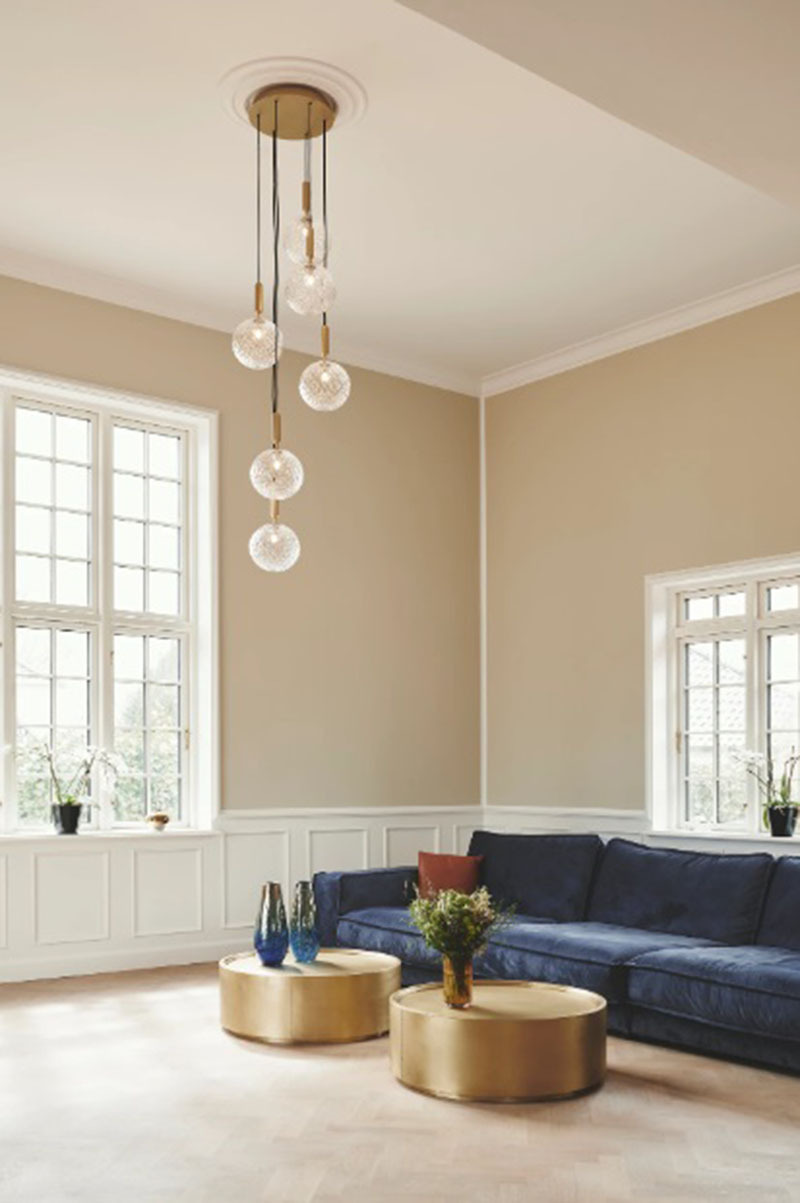 Suspension Miira Large en grappe avec abat-jour en verre Optic Clear au design contemporain par Sofie Refer x Nuura Suspension Miira Large en grappe avec abat-jour en verre Optic Clear au design contemporain par Sofie Refer x Nuura