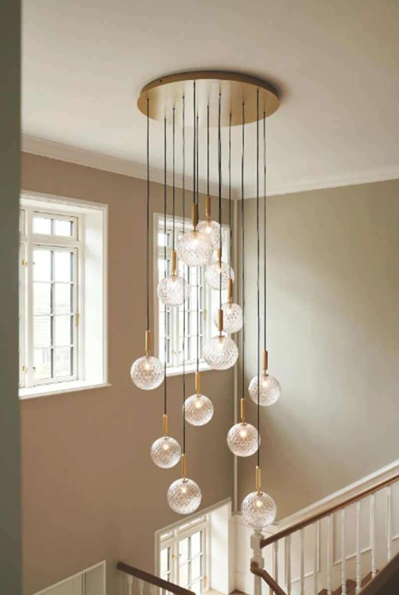 Suspension Miira Large en grappe avec abat-jour en verre Optic Clear au design contemporain par Sofie Refer x Nuura Suspension Miira Large en grappe avec abat-jour en verre Optic Clear au design contemporain par Sofie Refer x Nuura