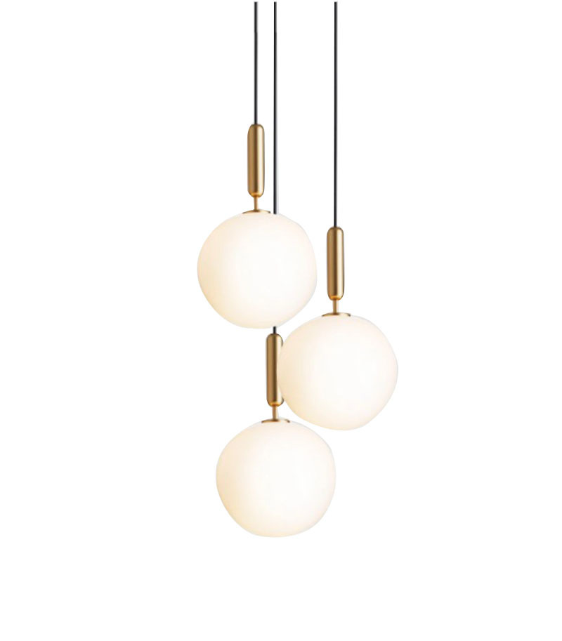 Suspension Miira Large en grappe avec abat-jour en verre Opal blanc au design contemporain par Sofie Refer x Nuura Suspension Miira Large en grappe avec abat-jour en verre Opal blanc au design contemporain par Sofie Refer x Nuura