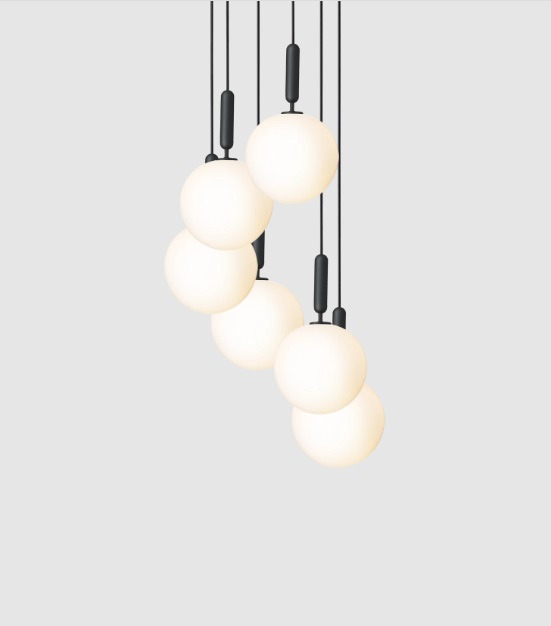 Suspension Miira Large en grappe avec abat-jour en verre Opal blanc au design contemporain par Sofie Refer x Nuura Suspension Miira Large en grappe avec abat-jour en verre Opal blanc au design contemporain par Sofie Refer x Nuura