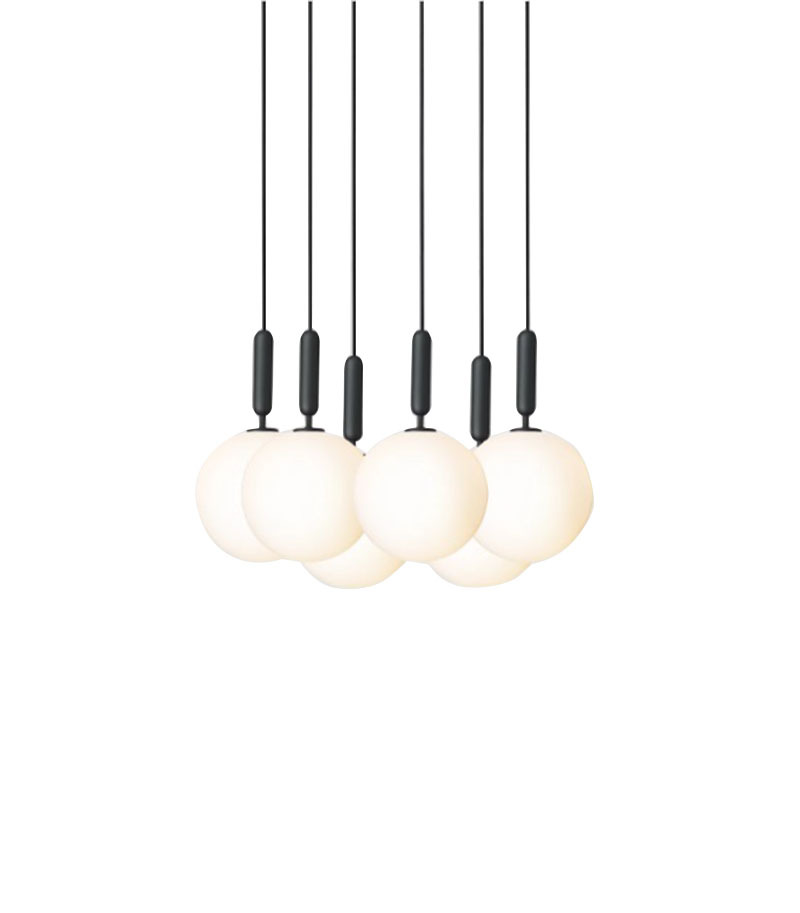 Suspension Miira Large en grappe avec abat-jour en verre Opal blanc au design contemporain par Sofie Refer x Nuura Suspension Miira Large en grappe avec abat-jour en verre Opal blanc au design contemporain par Sofie Refer x Nuura