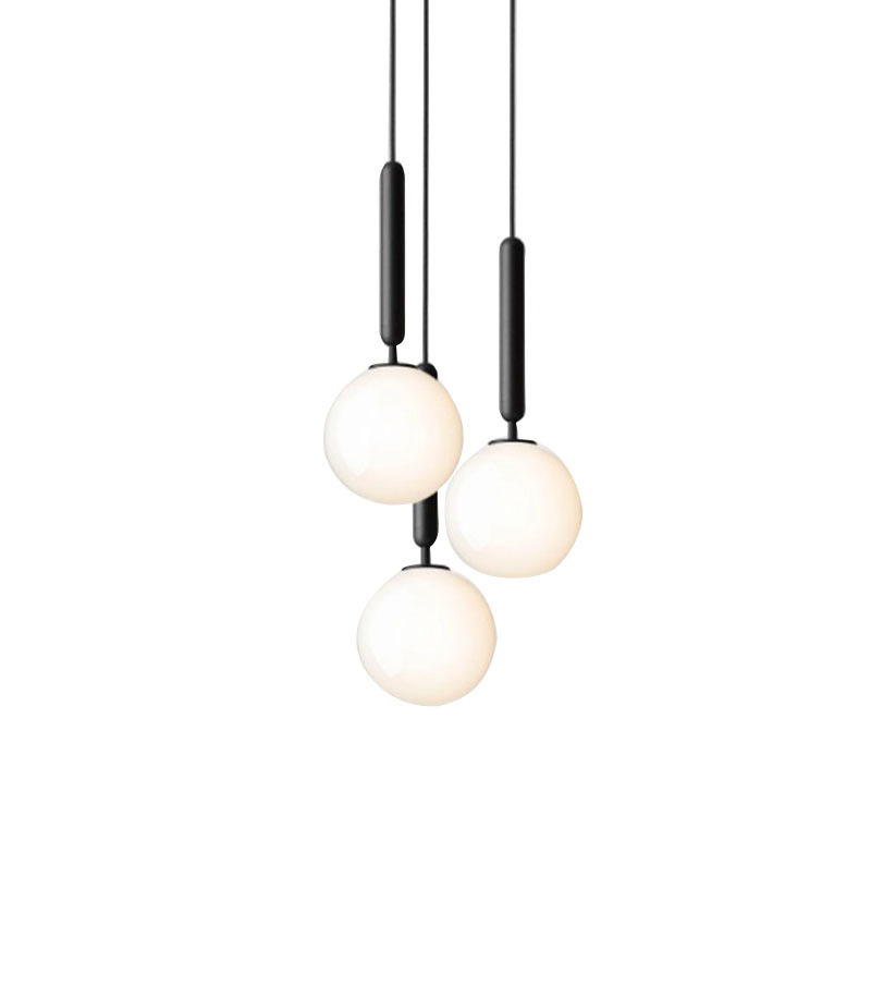 Suspension Miira Small en grappe avec abat-jour en verre Opal blanc au design contemporain par Sofie Refer x Nuura Suspension Miira Small en grappe avec abat-jour en verre Opal blanc au design contemporain par Sofie Refer x Nuura