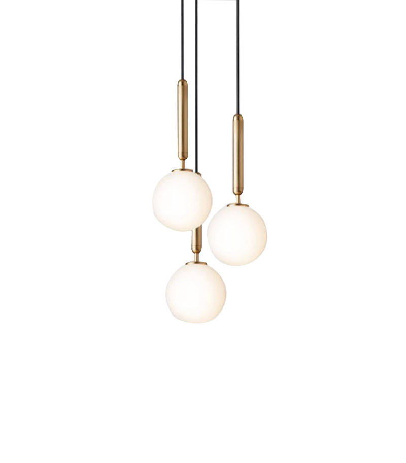 Suspension Miira Small en grappe avec abat-jour en verre Opal blanc au design contemporain par Sofie Refer x Nuura Suspension Miira Small en grappe avec abat-jour en verre Opal blanc au design contemporain par Sofie Refer x Nuura