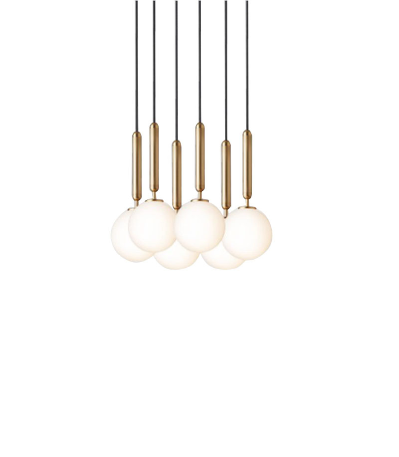 Suspension Miira Small en grappe avec abat-jour en verre Opal blanc au design contemporain par Sofie Refer x Nuura Suspension Miira Small en grappe avec abat-jour en verre Opal blanc au design contemporain par Sofie Refer x Nuura