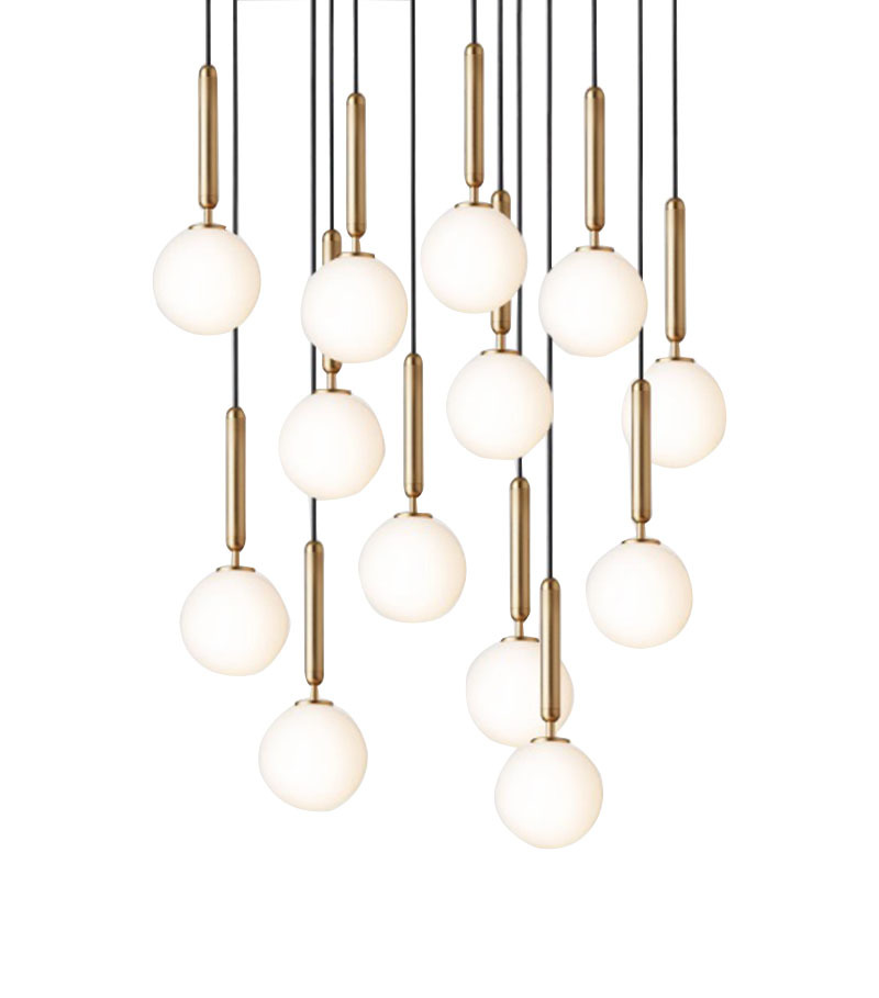 Suspension Miira Small en grappe avec abat-jour en verre Opal blanc au design contemporain par Sofie Refer x Nuura Suspension Miira Small en grappe avec abat-jour en verre Opal blanc au design contemporain par Sofie Refer x Nuura