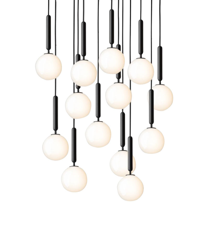 Suspension Miira Small en grappe avec abat-jour en verre Opal blanc au design contemporain par Sofie Refer x Nuura Suspension Miira Small en grappe avec abat-jour en verre Opal blanc au design contemporain par Sofie Refer x Nuura