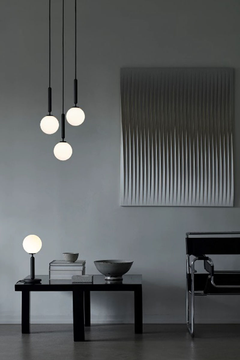 Suspension Miira Small en grappe avec abat-jour en verre Opal blanc au design contemporain par Sofie Refer x Nuura Suspension Miira Small en grappe avec abat-jour en verre Opal blanc au design contemporain par Sofie Refer x Nuura