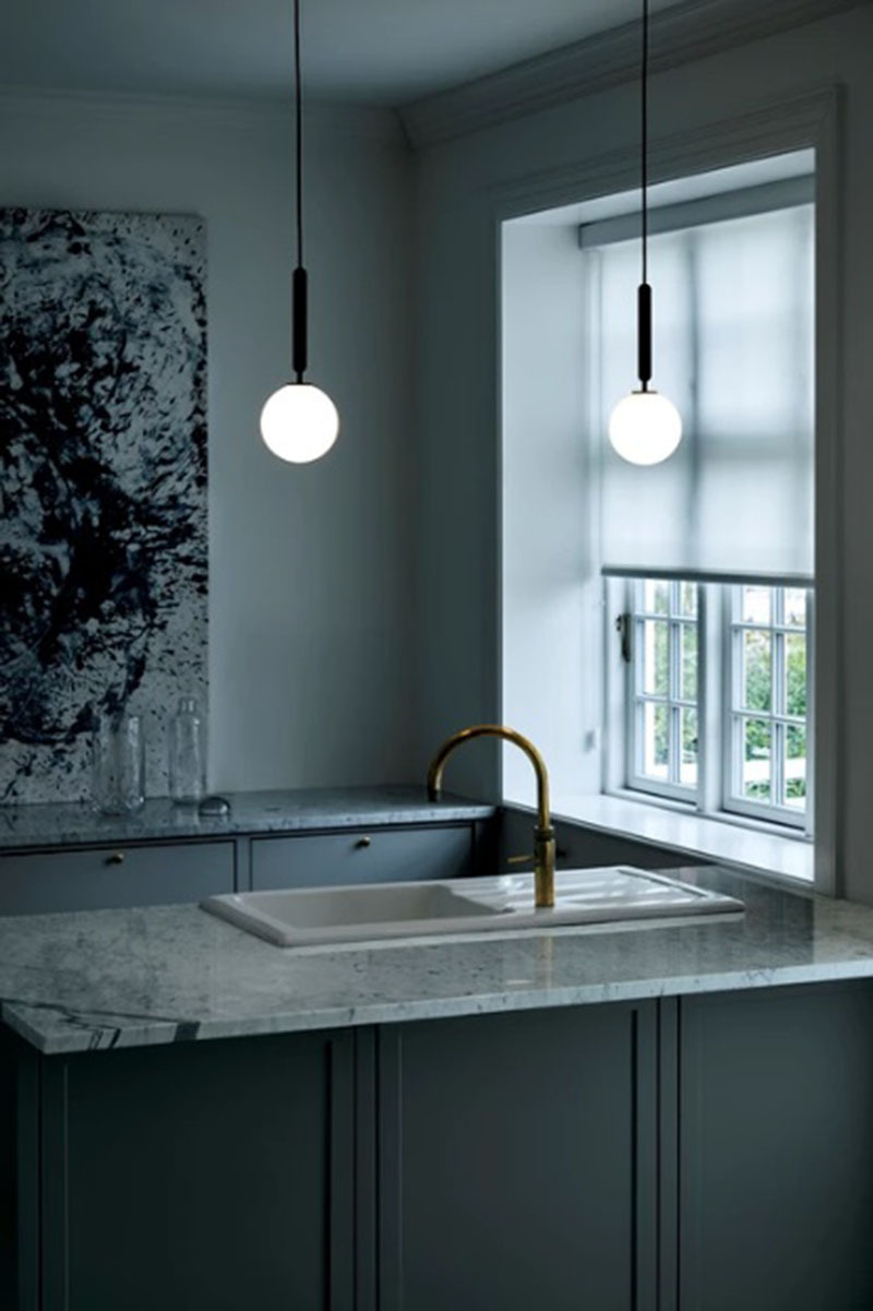 Suspension Miira Small en grappe avec abat-jour en verre Opal blanc au design contemporain par Sofie Refer x Nuura Suspension Miira Small en grappe avec abat-jour en verre Opal blanc au design contemporain par Sofie Refer x Nuura