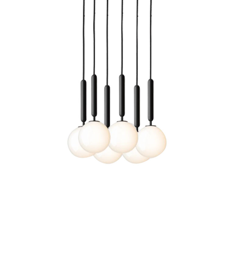 Suspension Miira Small en grappe avec abat-jour en verre Opal blanc au design contemporain par Sofie Refer x Nuura Suspension Miira Small en grappe avec abat-jour en verre Opal blanc au design contemporain par Sofie Refer x Nuura