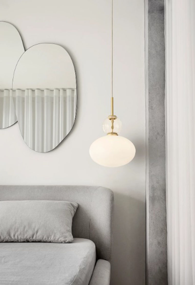 Suspension Rizzatto 32 base en métal avec abat-jour en verre Opal blanc au design contemporain par Paolo Rizzatto x Nuura Suspension Rizzatto 32 base en métal avec abat-jour en verre Opal blanc au design contemporain par Paolo Rizzatto x Nuura