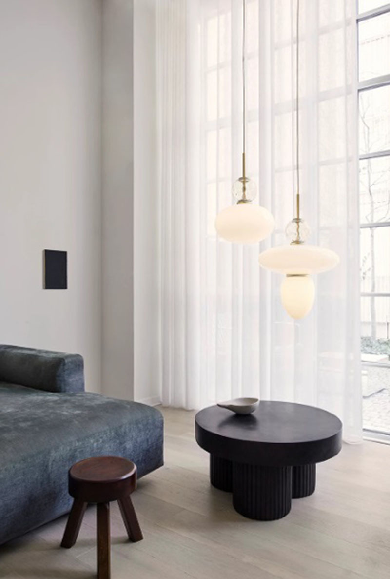 Suspension Rizzatto 32 base en métal avec abat-jour en verre Opal blanc au design contemporain par Paolo Rizzatto x Nuura Suspension Rizzatto 32 base en métal avec abat-jour en verre Opal blanc au design contemporain par Paolo Rizzatto x Nuura