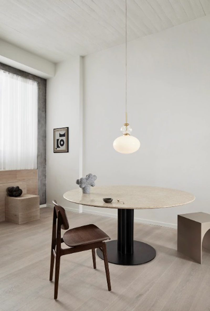 Suspension Rizzatto 32 base en métal avec abat-jour en verre Opal blanc au design contemporain par Paolo Rizzatto x Nuura Suspension Rizzatto 32 base en métal avec abat-jour en verre Opal blanc au design contemporain par Paolo Rizzatto x Nuura